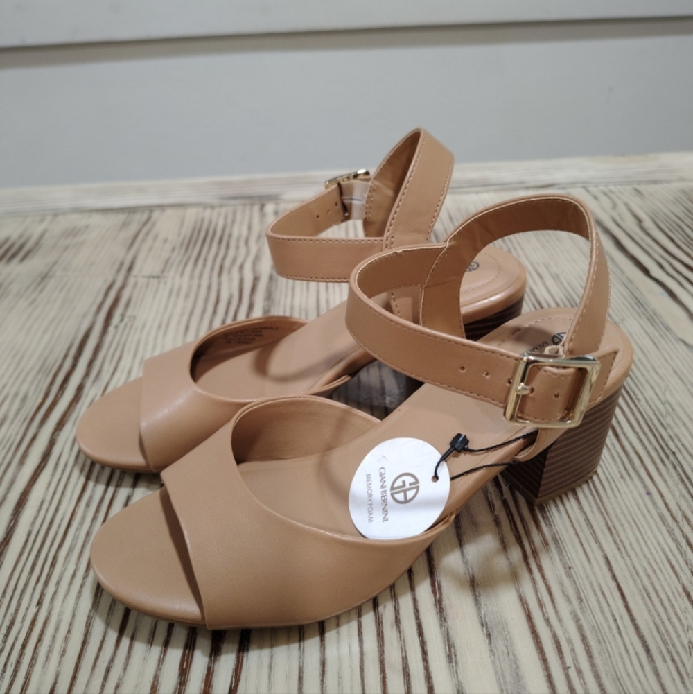 New with tags Giani Bernini Nude Tan Ankle-Strap Block Heel Sandals